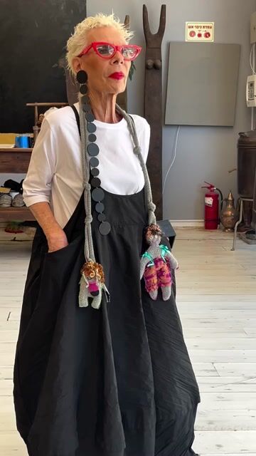 College-inspired two-piece set: lantern pants with a small white T-shirt. 