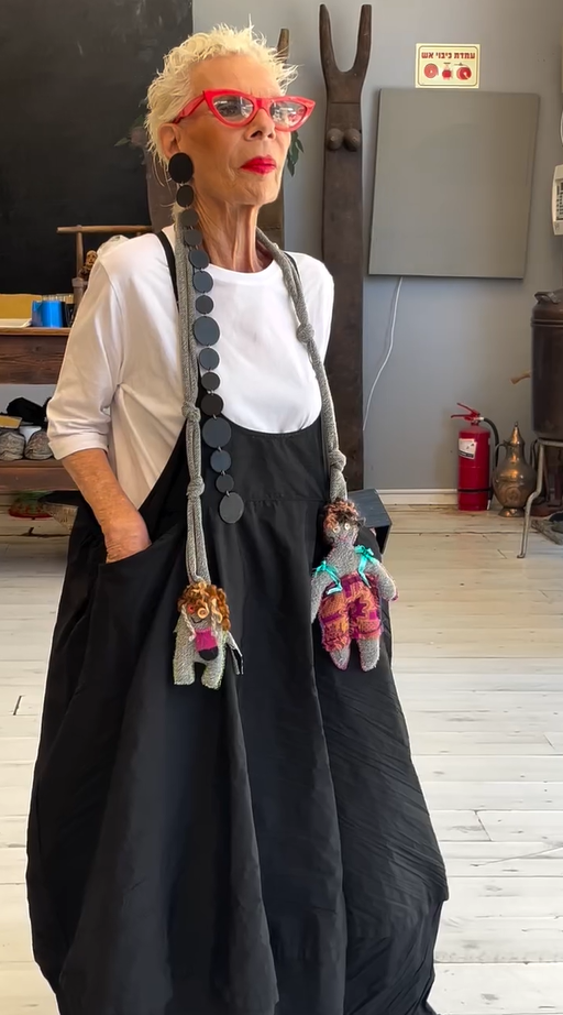 College-inspired two-piece set: lantern pants with a small white T-shirt. 