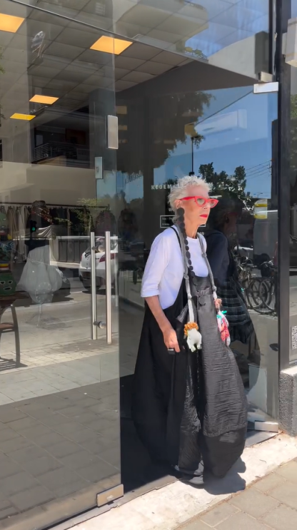 College-inspired two-piece set: lantern pants with a small white T-shirt. 