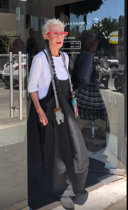 College-inspired two-piece set: lantern pants with a small white T-shirt. 