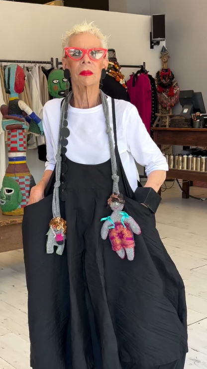 College-inspired two-piece set: lantern pants with a small white T-shirt. 