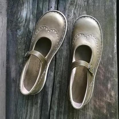 Flat-soled shallow round-toe buckled shoes for women