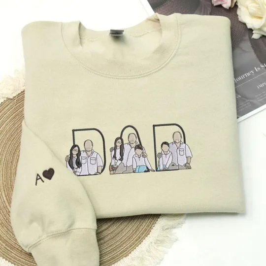 👨‍👩‍👧‍👦✨ Custom Family Embroidered Sweatshirt – A Unique and Heartwarming Gift for Dad or Mom