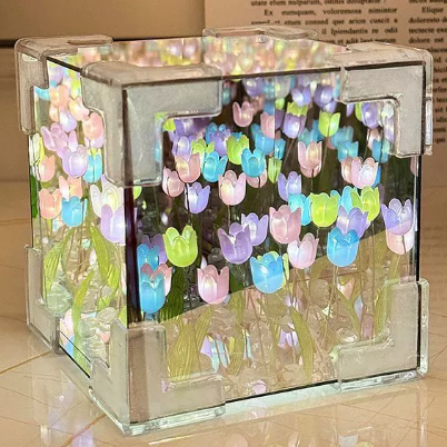 DIY tulipán éjjeli lámpa 🌷 · A térbeli varázskocka-tükör olyan érzést kelt, mintha egy mesés virágtengerben lennél ✨.