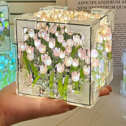 DIY tulipán éjjeli lámpa 🌷 · A térbeli varázskocka-tükör olyan érzést kelt, mintha egy mesés virágtengerben lennél ✨.