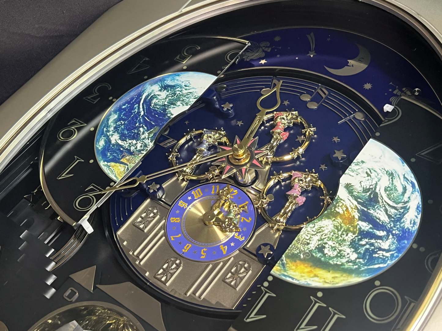 Moving Earth Dial Magic Motion Musical Wall Clock with Popular Melodies