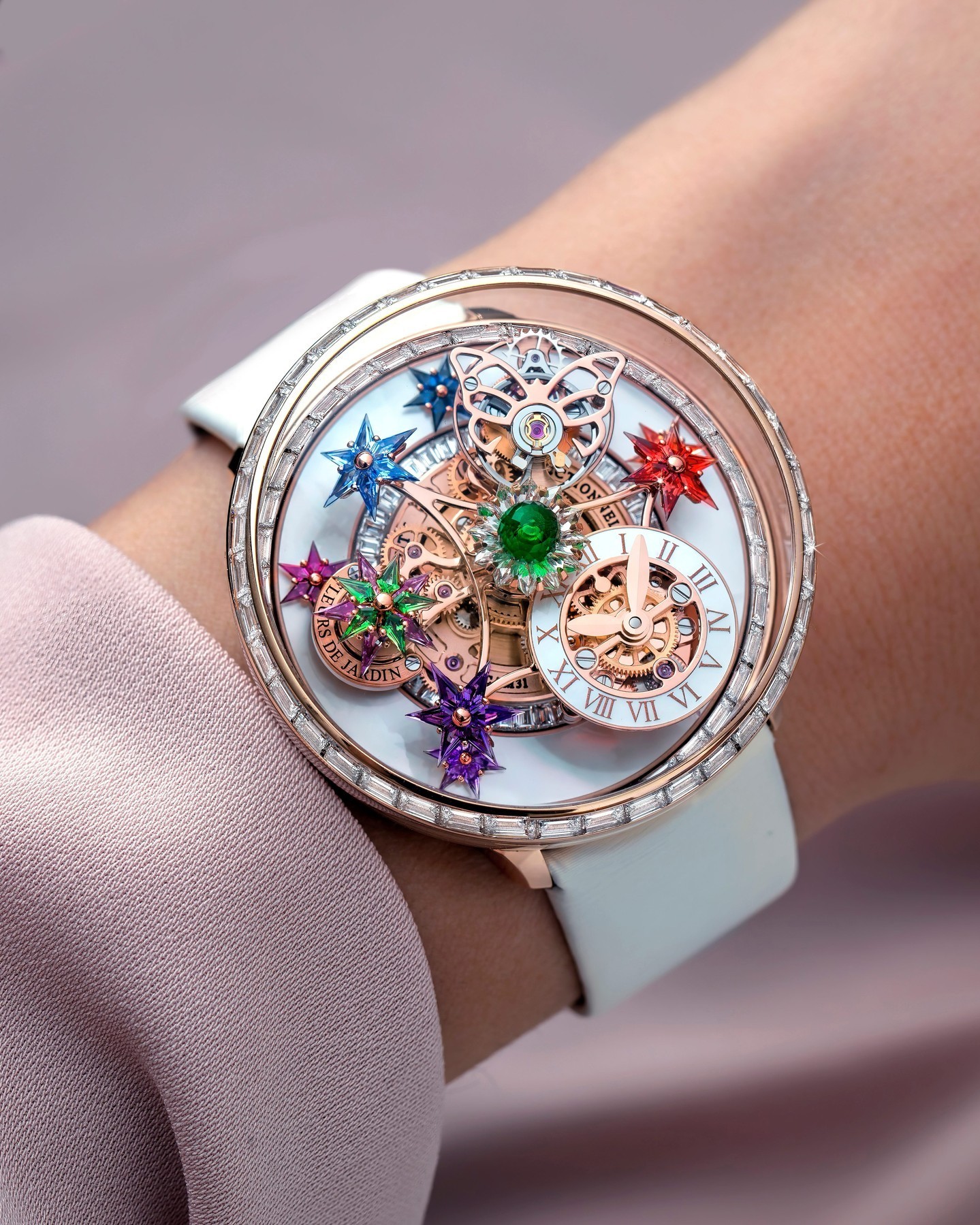 Butterfly-shaped, double-axis tourbillon