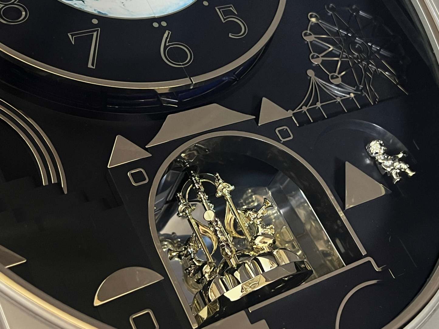 Moving Earth Dial Magic Motion Musical Wall Clock with Popular Melodies