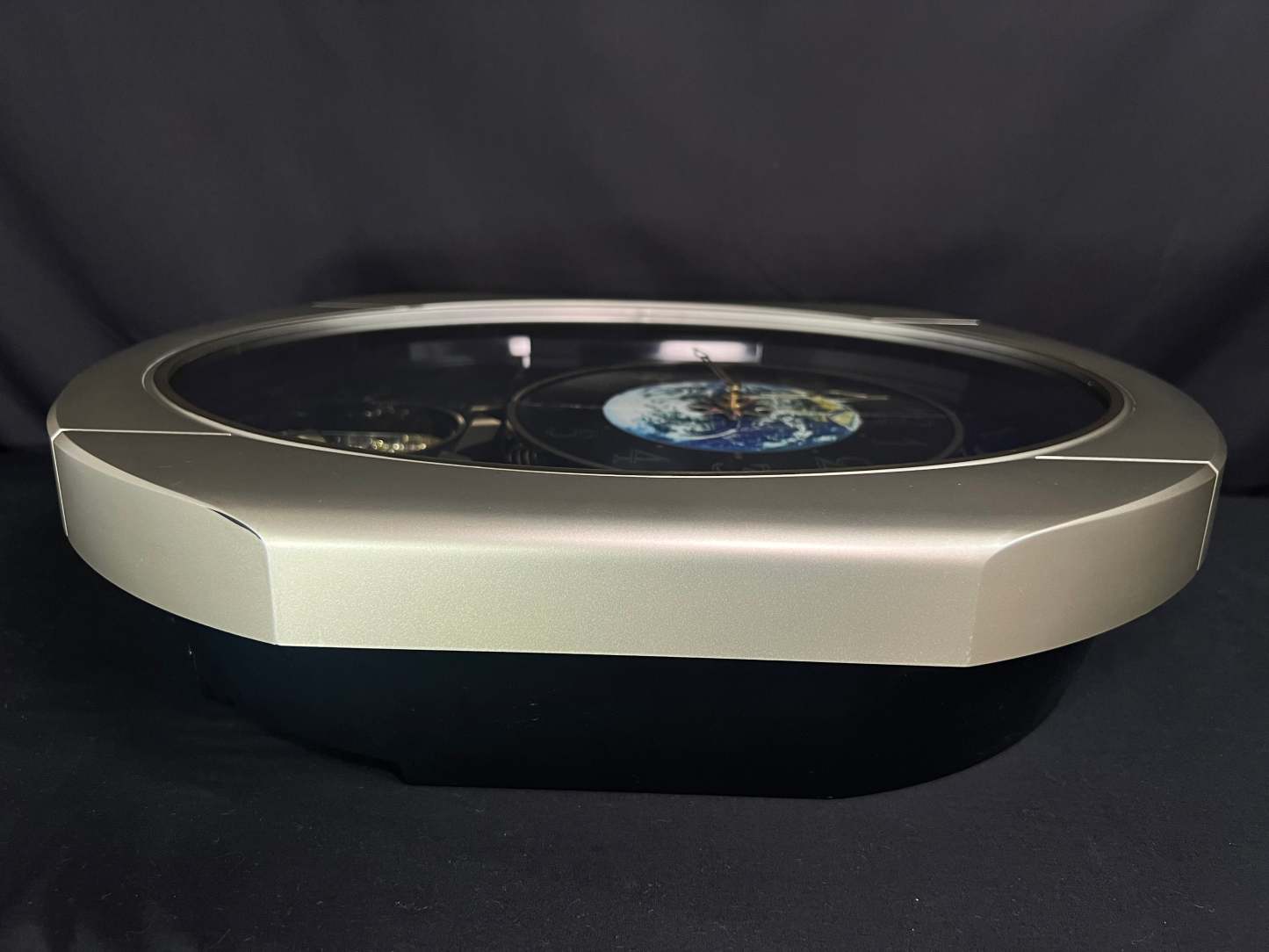 Moving Earth Dial Magic Motion Musical Wall Clock with Popular Melodies