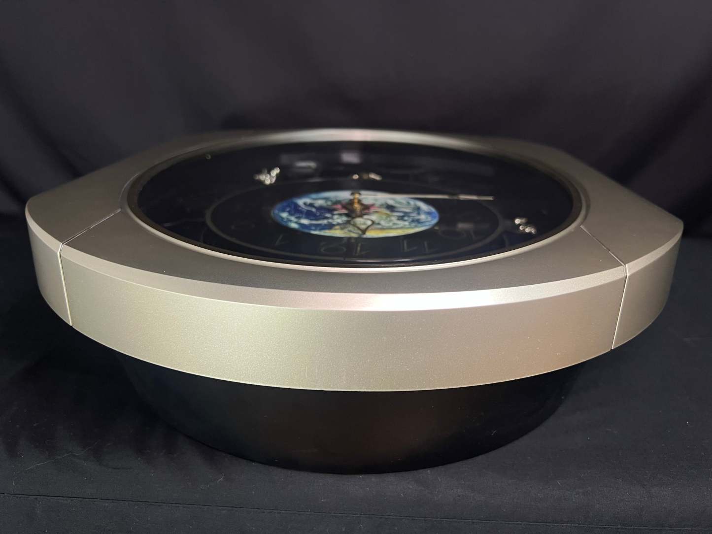Moving Earth Dial Magic Motion Musical Wall Clock with Popular Melodies