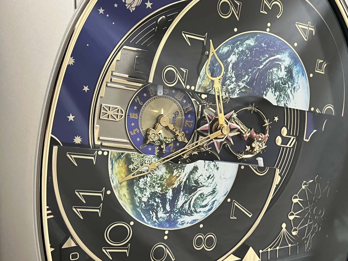 Moving Earth Dial Magic Motion Musical Wall Clock with Popular Melodies