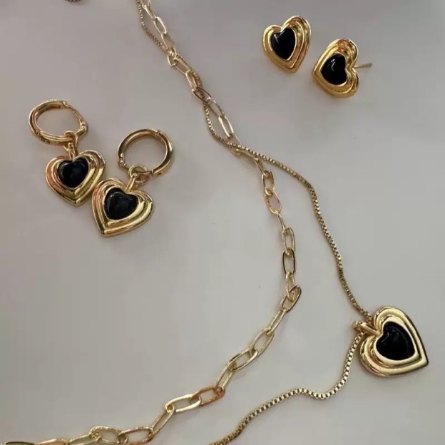 Gold-tone necklace with black heart pendant