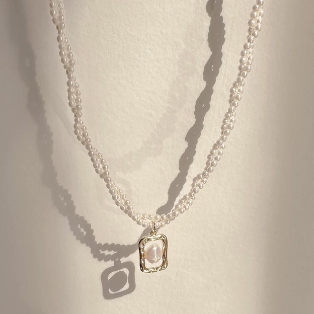 Gold-tone necklace with pearl and square pendant