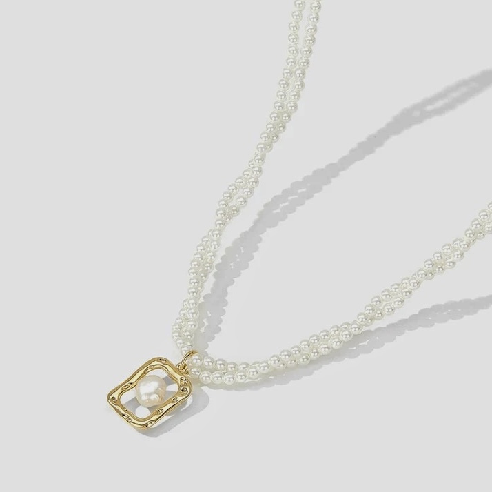 Gold-tone necklace with pearl and square pendant