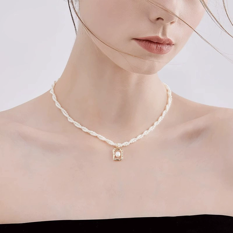 Gold-tone necklace with pearl and square pendant