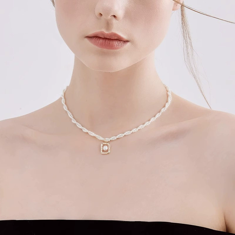 Gold-tone necklace with pearl and square pendant