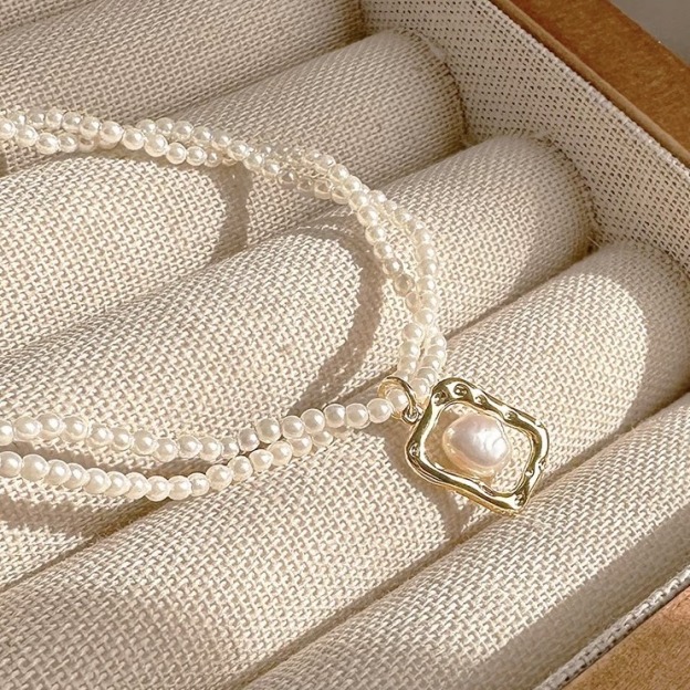 Gold-tone necklace with pearl and square pendant