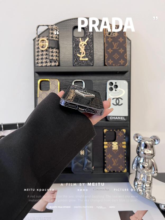 普拉達鱷魚紋水鑽手機殼