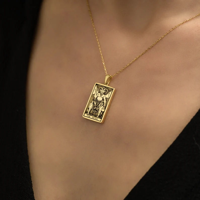 Collana reversibile con carta dei tarocchi zodiacale Capricorno Diavolo - Sofisticati gioielli bohémien - Ciondolo astrologico - Bellissimo regalo (Unisex)
