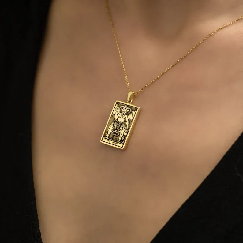 Collana reversibile con carta dei tarocchi zodiacale Capricorno Diavolo - Sofisticati gioielli bohémien - Ciondolo astrologico - Bellissimo regalo (Unisex)
