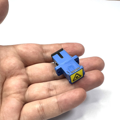 Adapter SC/UPC z automatyczną osłoną przeciwkurzową i migawką w kolorze niebieskim