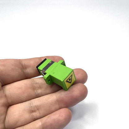 Adapter SC/APC z automatyczną osłoną przeciwkurzową i migawką w kolorze zielonym