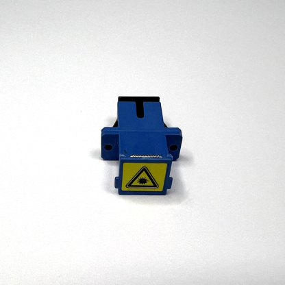 Adapter SC/UPC z automatyczną osłoną przeciwkurzową i migawką w kolorze niebieskim