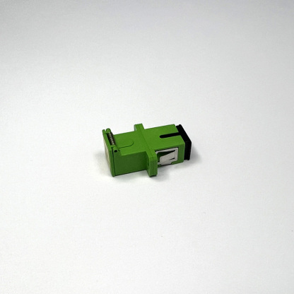 Adapter SC/APC z automatyczną osłoną przeciwkurzową i migawką w kolorze zielonym