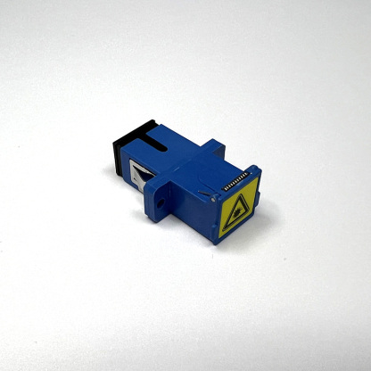 Adapter SC/UPC z automatyczną osłoną przeciwkurzową i migawką w kolorze niebieskim