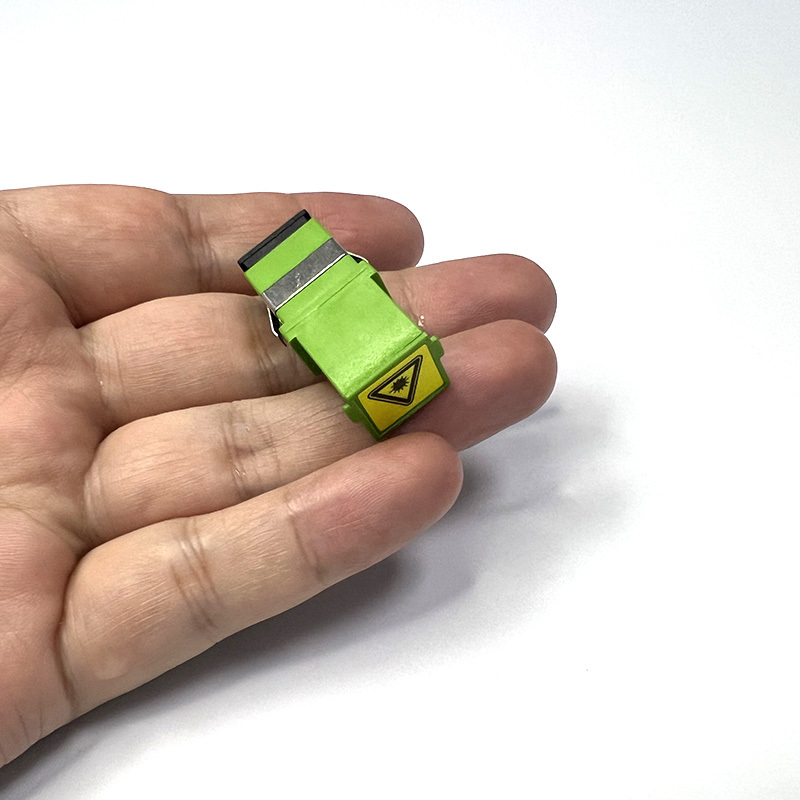 Adapter SC/APC z automatyczną osłoną przeciwkurzową