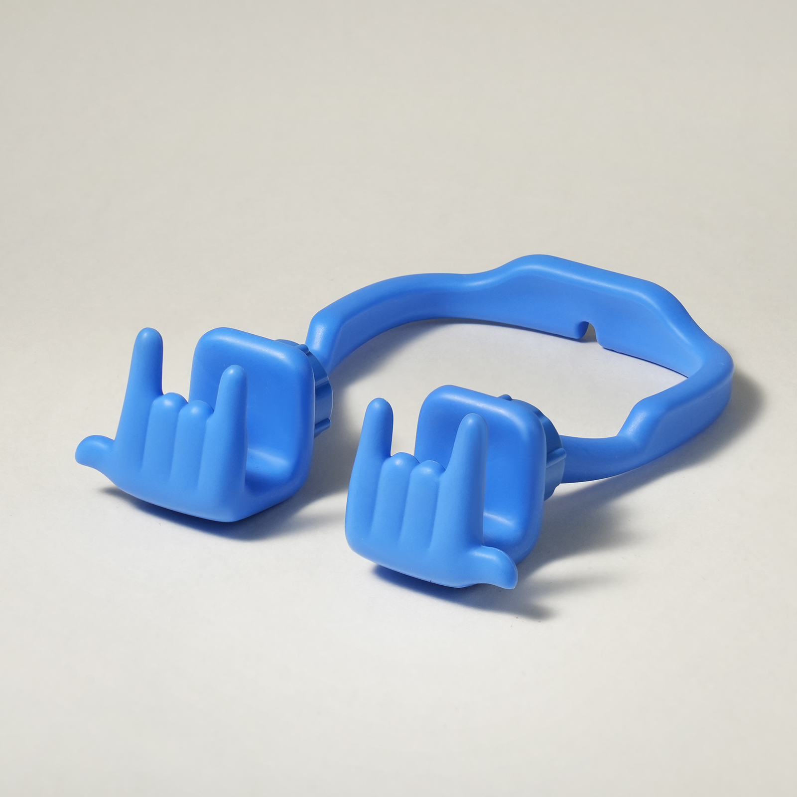 {"default":"caldever-phone-stand-rock-on-blue-desk"}
