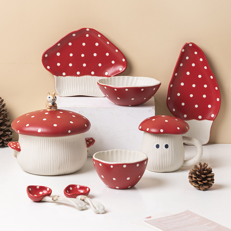 Ceramiczny czerwony grzybowy kubek na przekąski