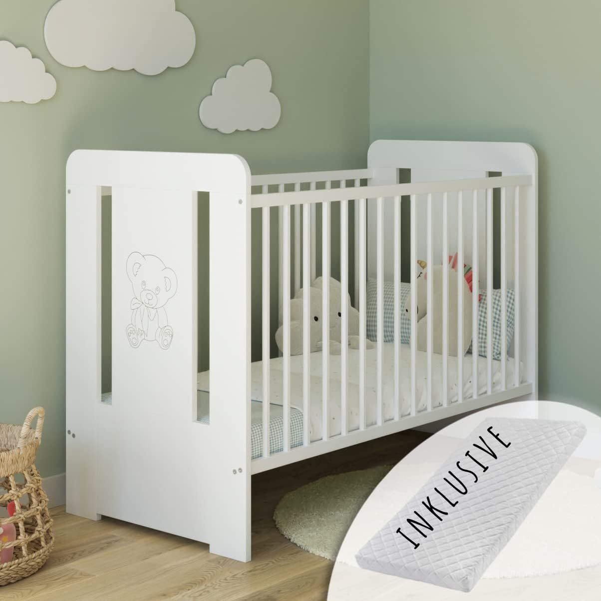 NEXAMARKET Babybett Gitterbett mit Matratze & Teddybär Gravur 60x120 höhenverstellbar | herausnehmbare Sprossen Weiss Made in Europe