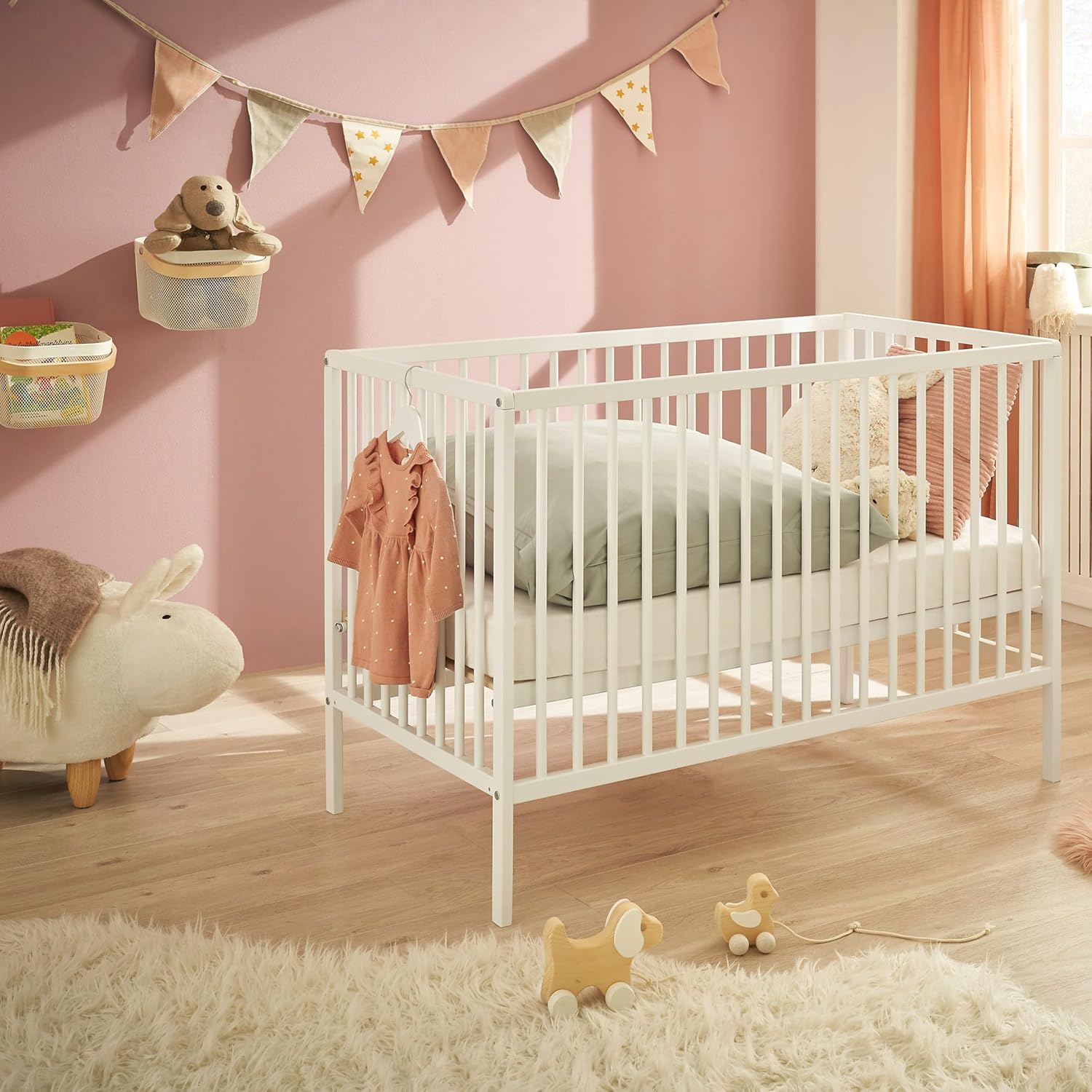 NEXAMARKET Celia Sicheres Babybett 60x120 cm aus massiver Buche in Weiß - Funktionales Baby Gitterbett mit höhenverstellbarem Lattenrost - 64 x 80 x 124 cm (B/H/T)