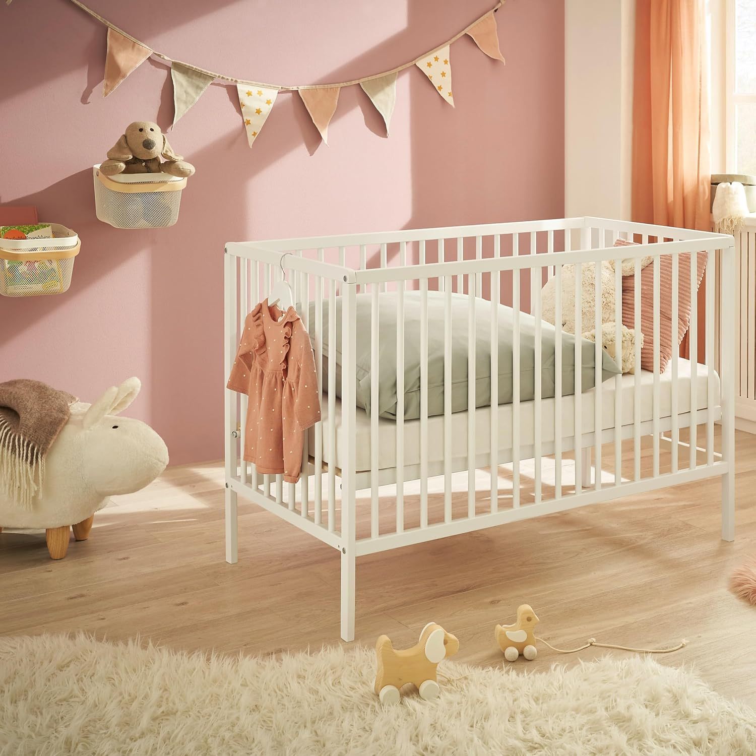 NEXAMARKET Celia Sicheres Babybett 60x120 cm aus massiver Buche in Weiß - Funktionales Baby Gitterbett mit höhenverstellbarem Lattenrost - 64 x 80 x 124 cm (B/H/T)