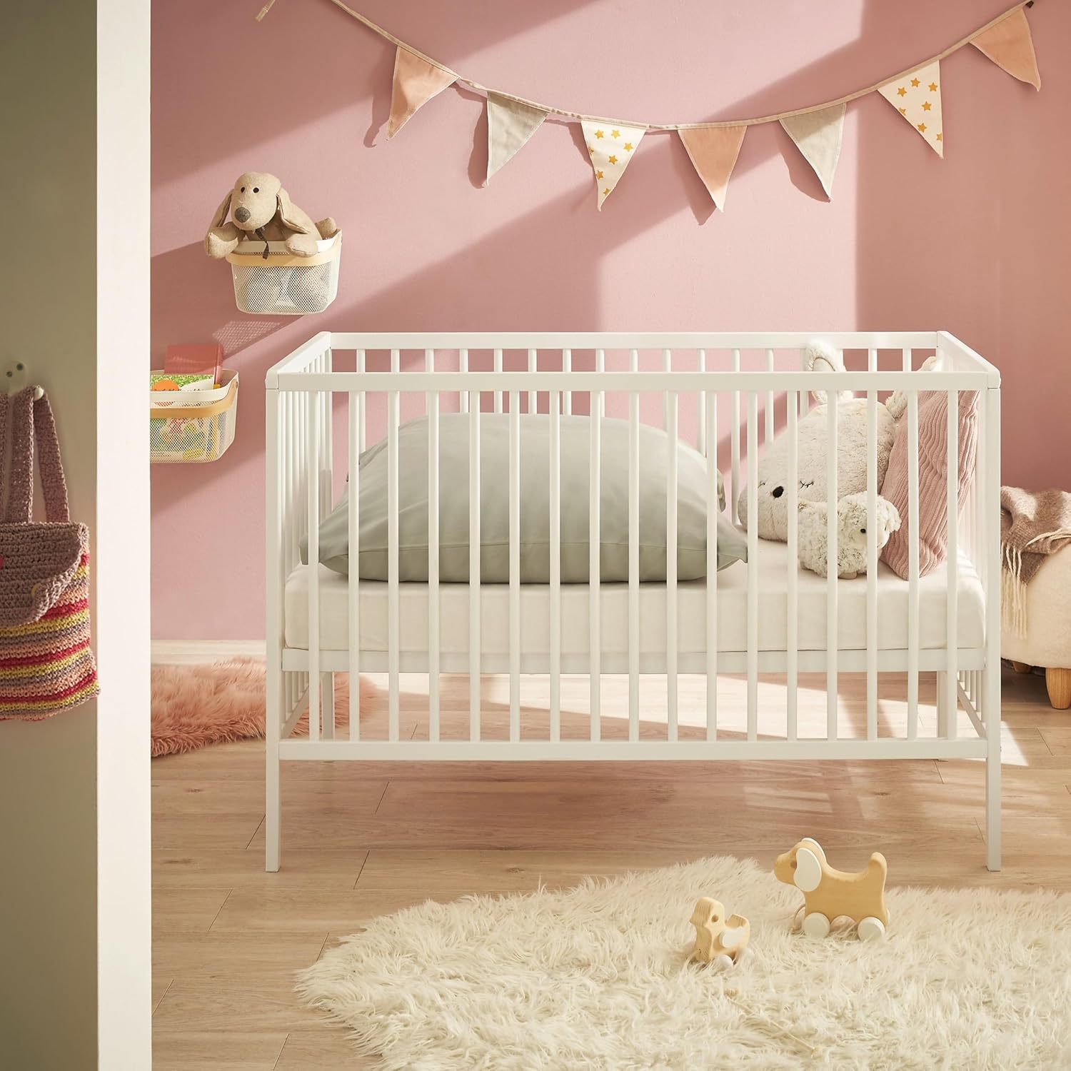 NEXAMARKET Celia Sicheres Babybett 60x120 cm aus massiver Buche in Weiß - Funktionales Baby Gitterbett mit höhenverstellbarem Lattenrost - 64 x 80 x 124 cm (B/H/T)