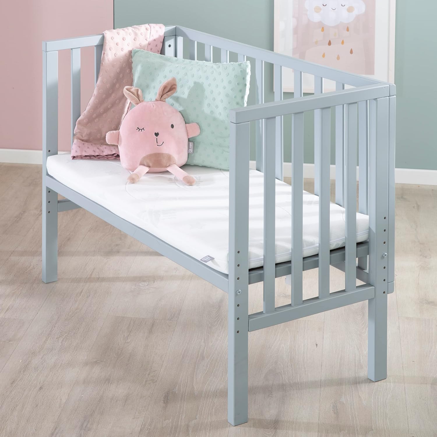 NEXAMARKET Beistellbett safe asleep® 2 in 1-45 x 90 cm - Höhenverstellbar - Komplettes Anstellbett mit Matratze + Mesh Barriere - Bett Set für Babys - Holz taupe/grau