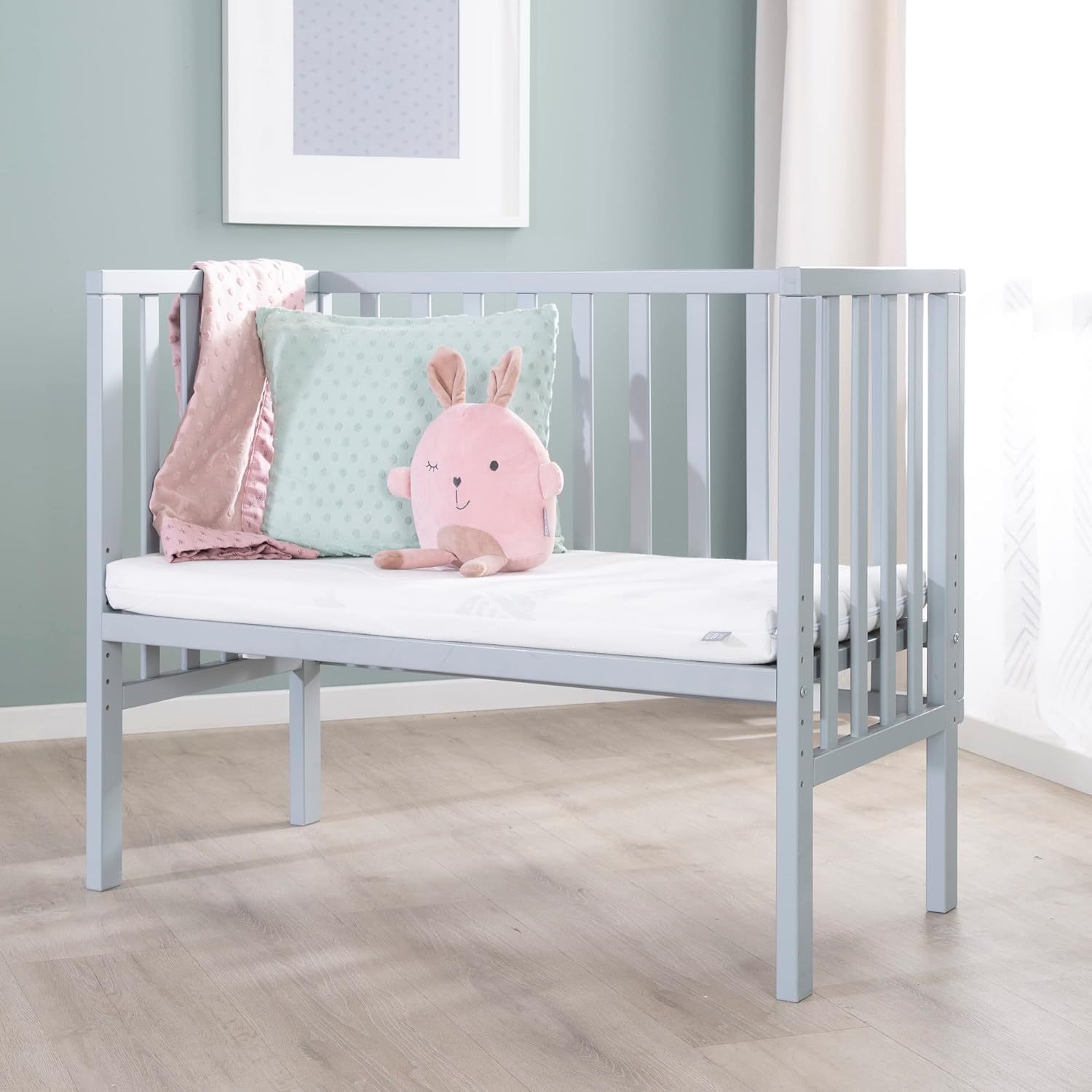 NEXAMARKET Beistellbett safe asleep® 2 in 1-45 x 90 cm - Höhenverstellbar - Komplettes Anstellbett mit Matratze + Mesh Barriere - Bett Set für Babys - Holz taupe/grau