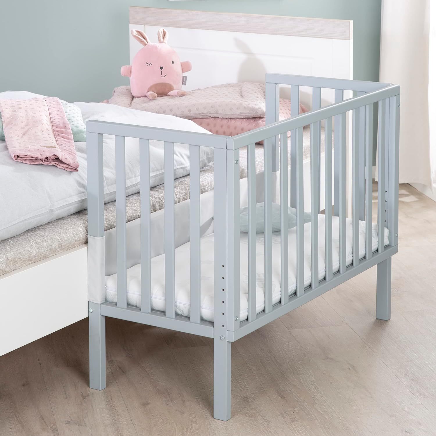 NEXAMARKET Beistellbett safe asleep® 2 in 1-45 x 90 cm - Höhenverstellbar - Komplettes Anstellbett mit Matratze + Mesh Barriere - Bett Set für Babys - Holz taupe/grau