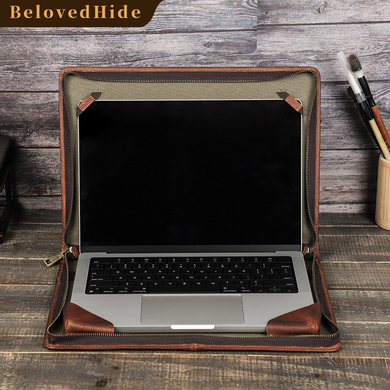 Universal Leather MacBook Pro 15/16" Sleeve – Retro Cross-Generational Fit
