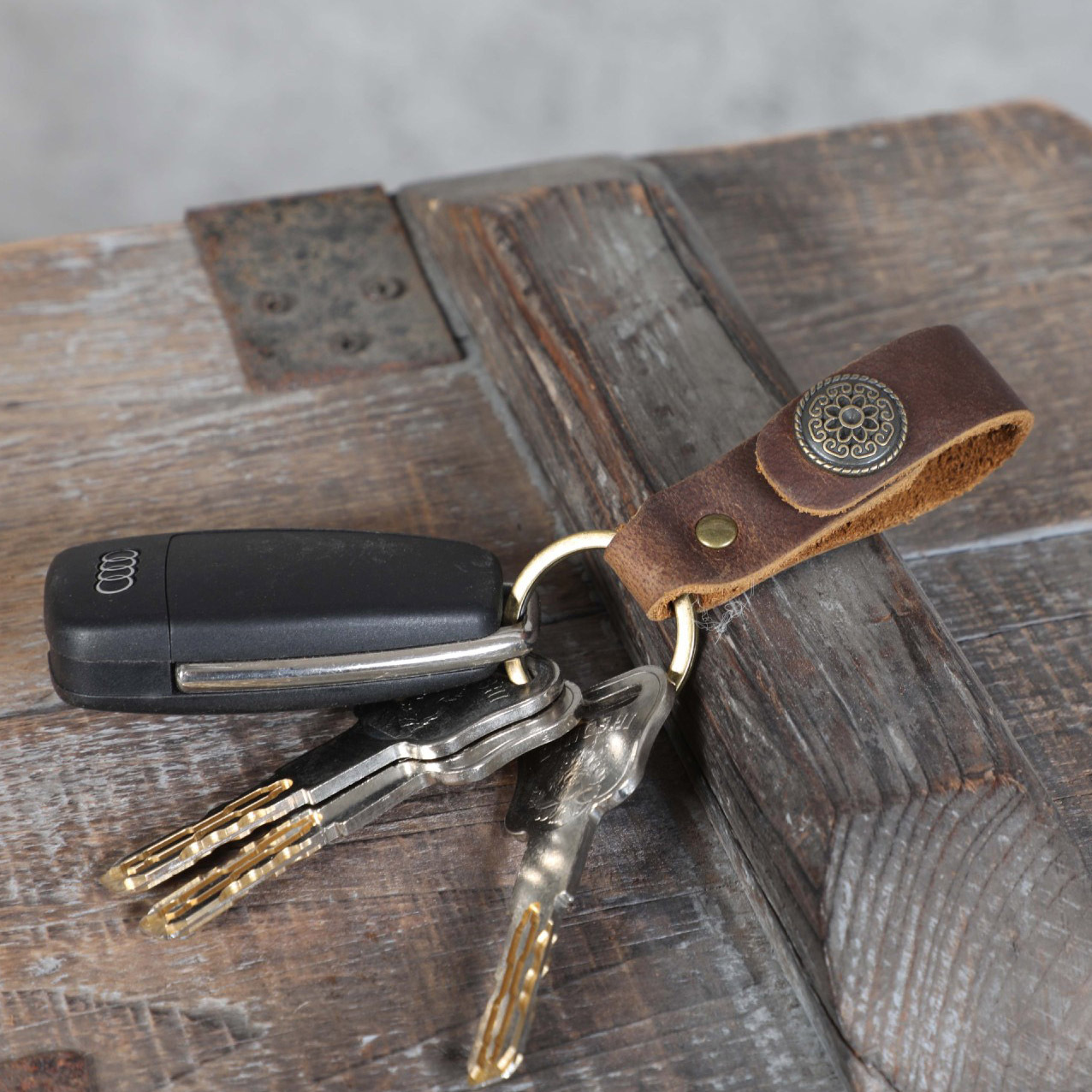 Handmade Leather Keychain - Vintage Key Holder (Assorted Colors)YHno