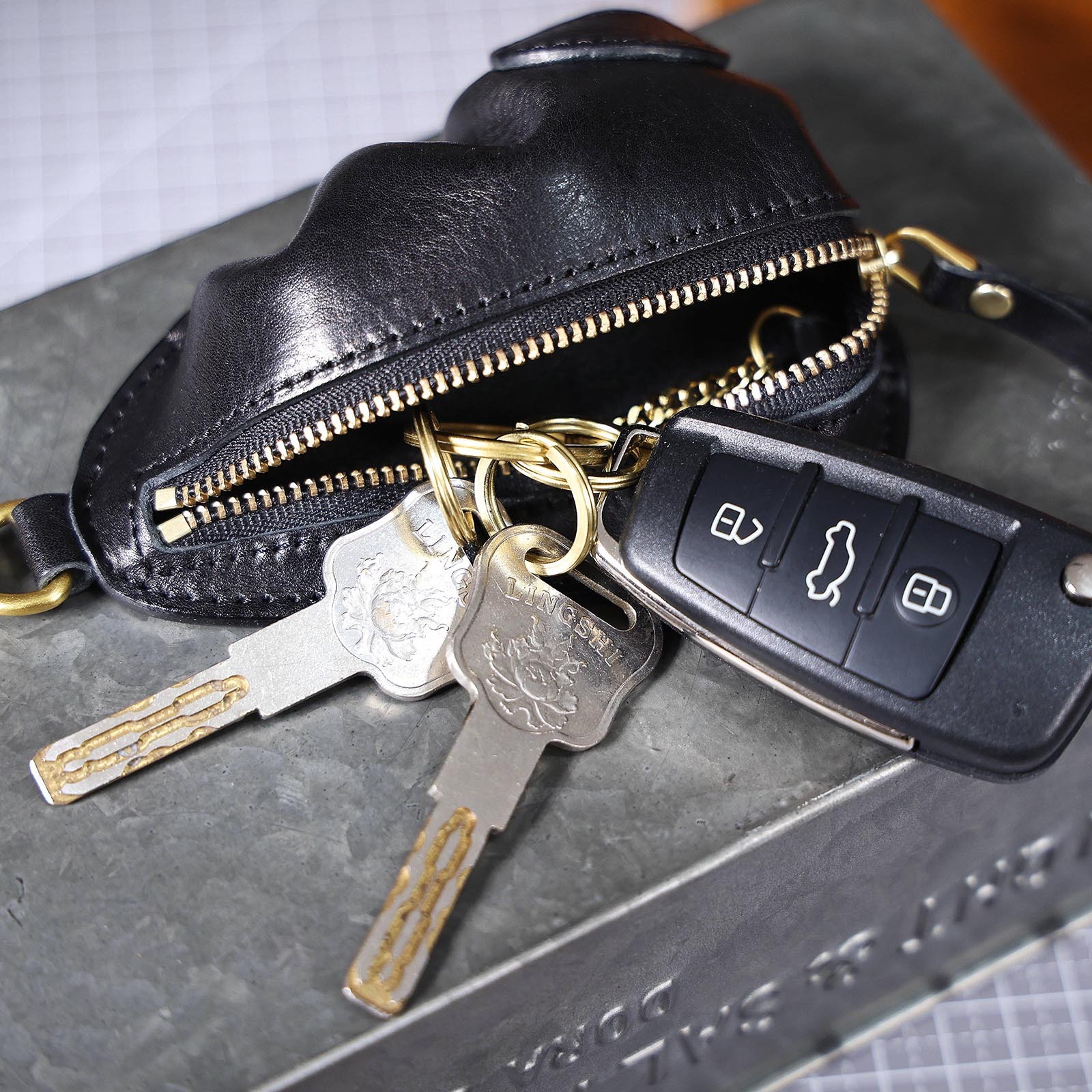 Retro Leather Car Key Case - Zippered Key Organizer (Black, Sunset)YHHS012668