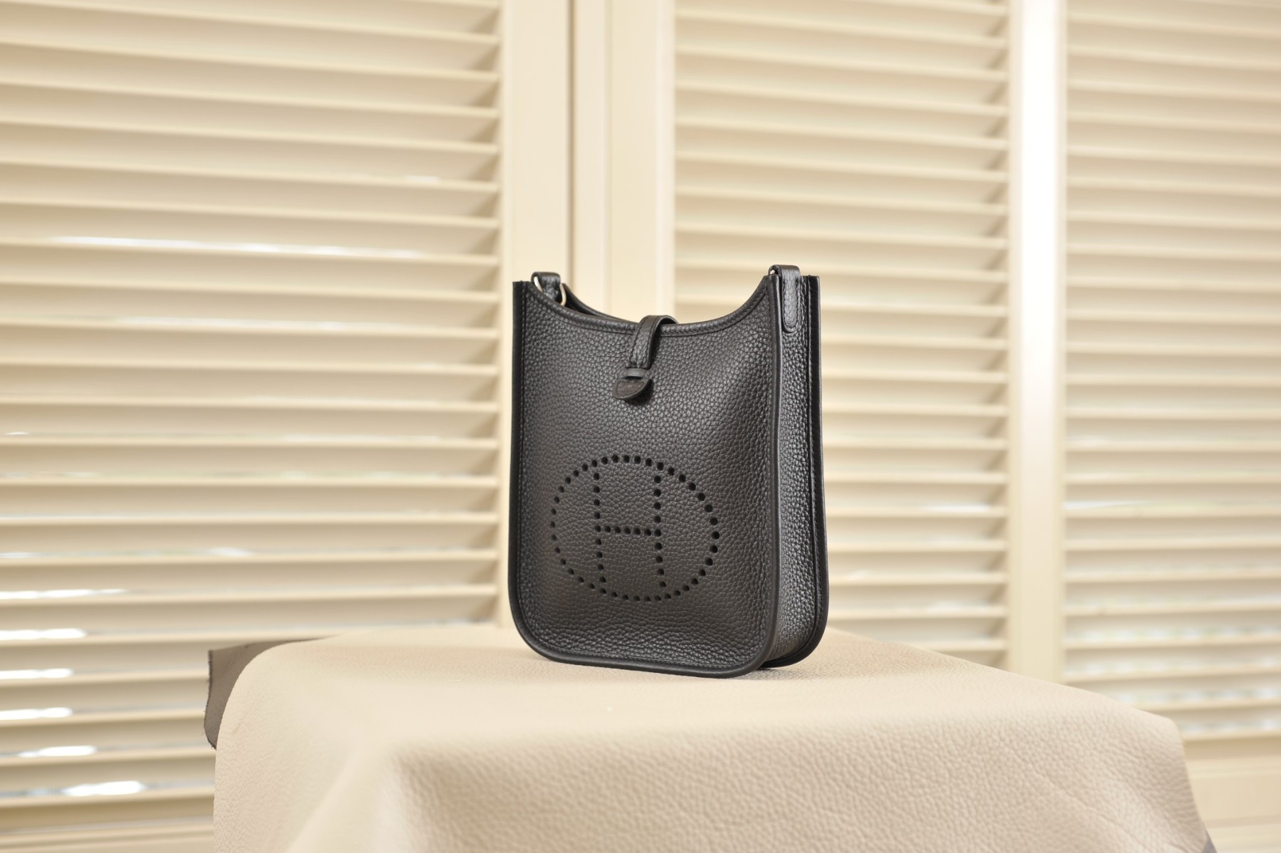 Evelyn black silver buckle