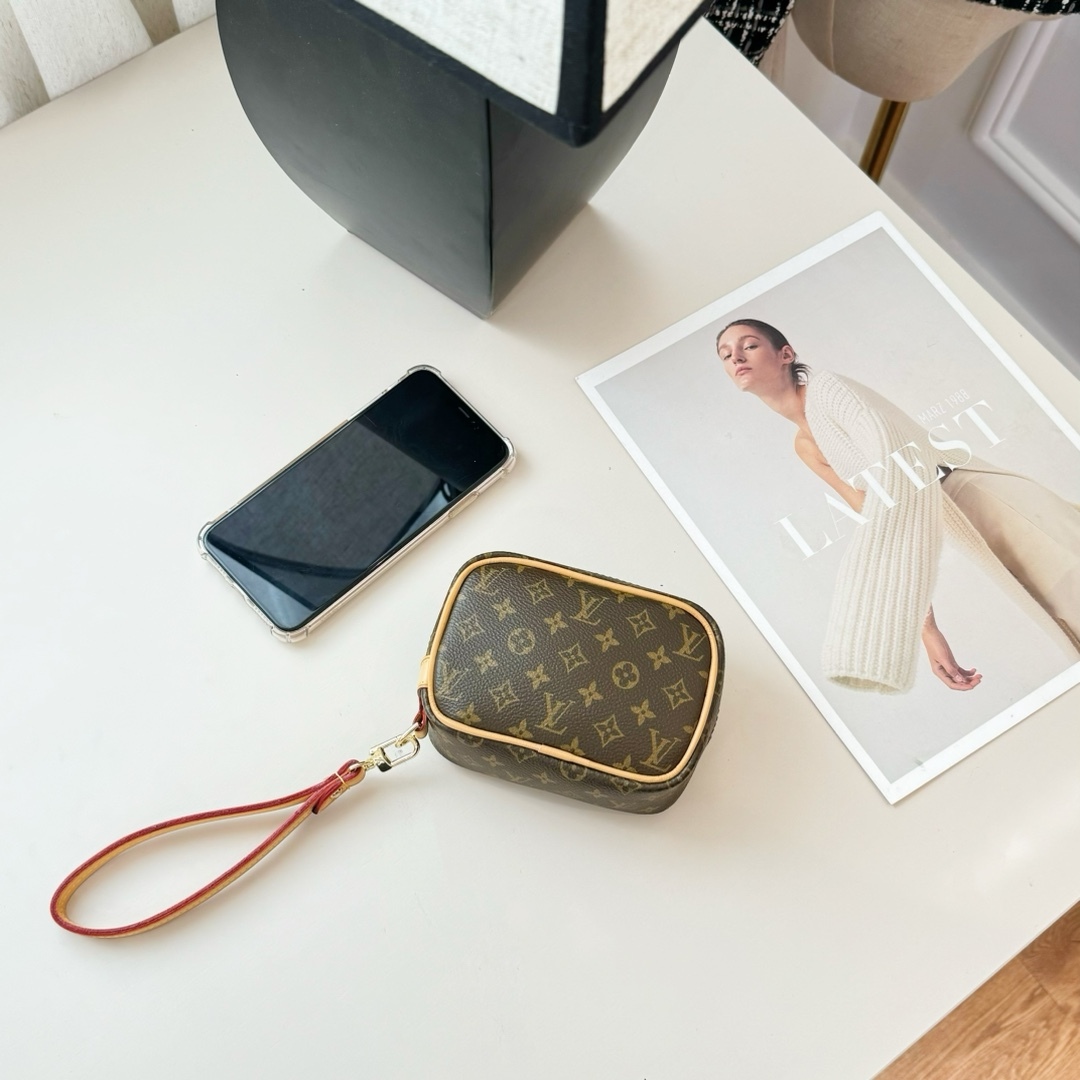 LV Small pendant
