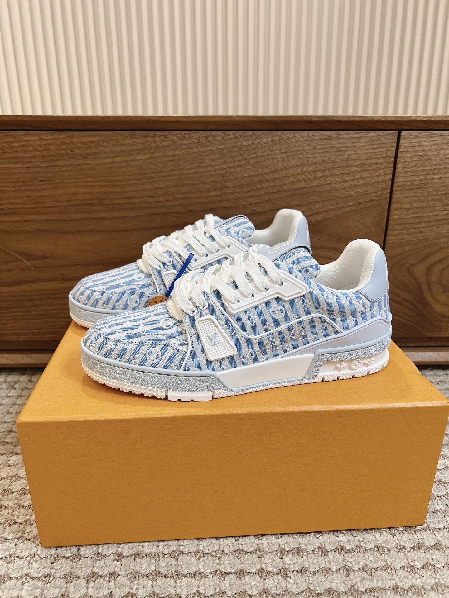  Men's shoes