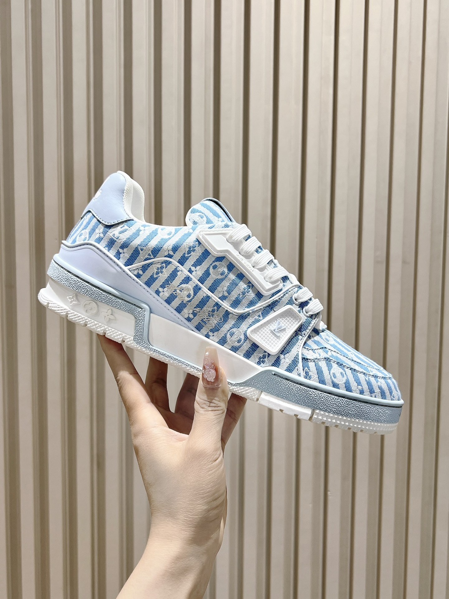  Men's shoes