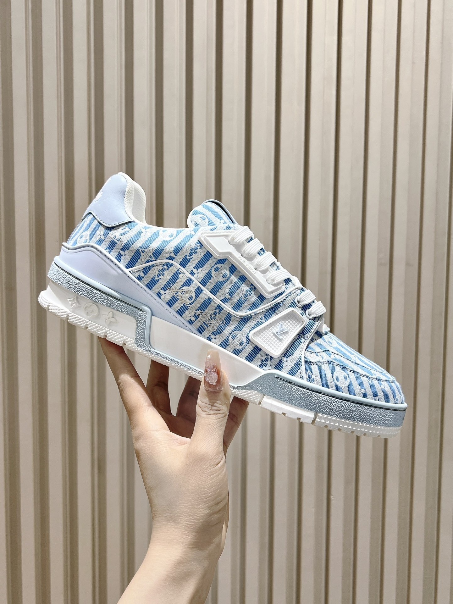  Men's shoes