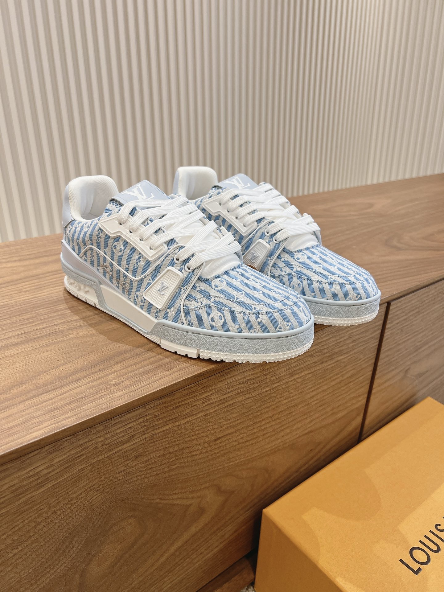  Men's shoes