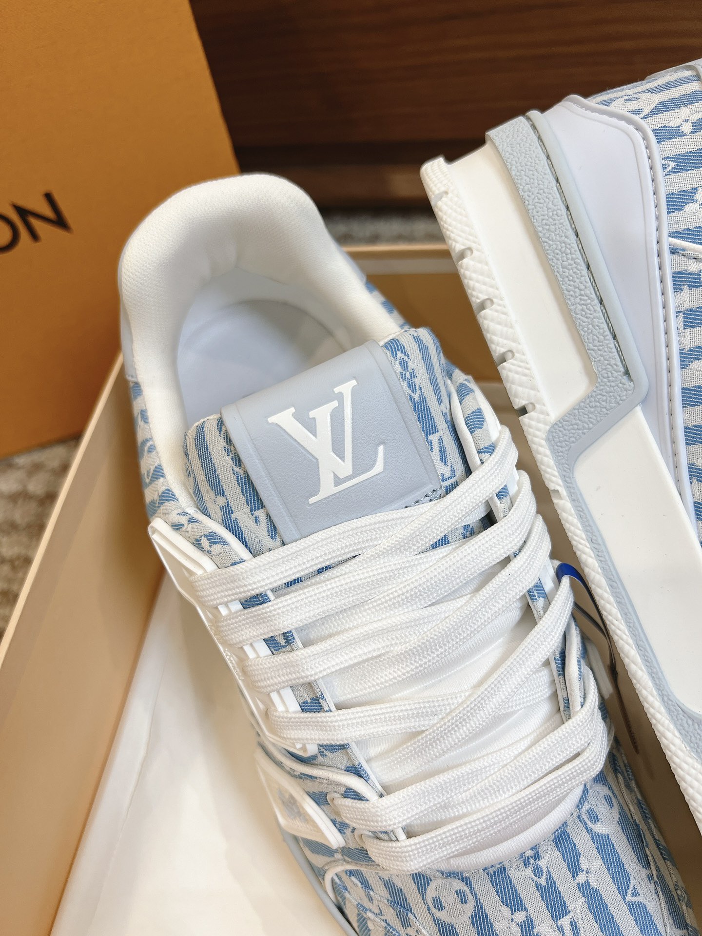  Men's shoes