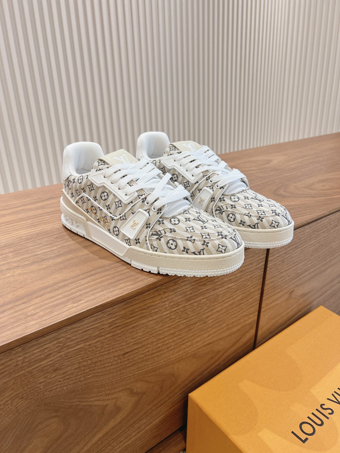 Men's shoes